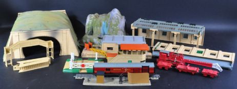 COLLECTION OF ASSORTED HORNBY DUBLO TRACKSIDE ACCESSORIES