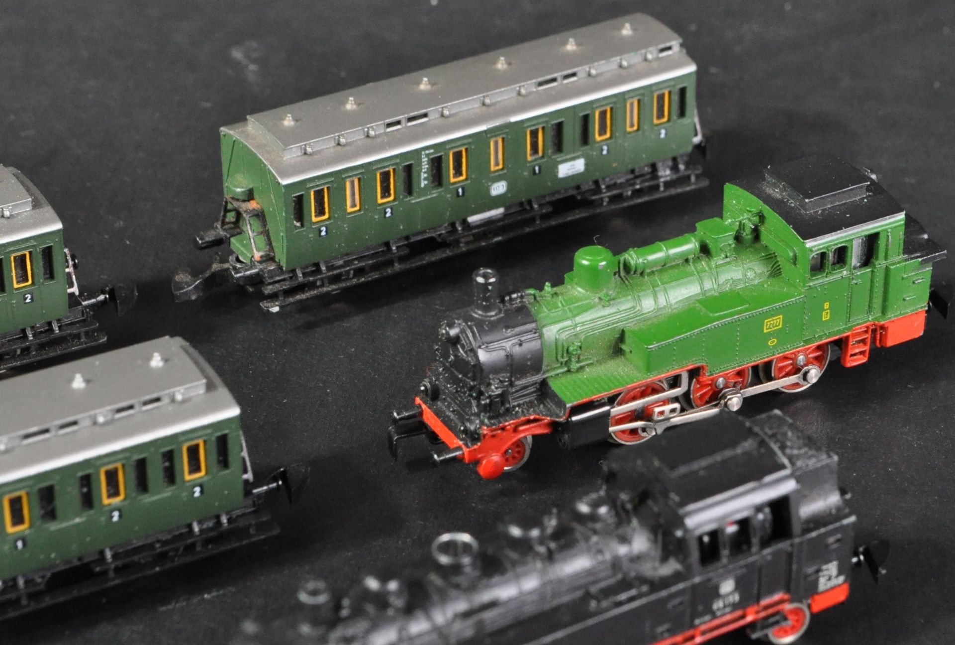 COLLECTION OF MARKLIN Z GAUGE LOCOMOTIVES & CARRIAGES - Bild 4 aus 7