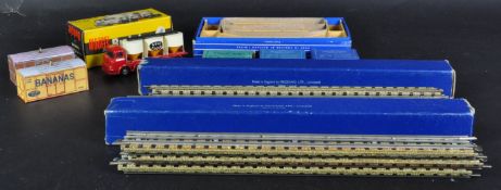 COLLECTION OF ASSORTED DIECAST AND RAILWAY ITEMS
