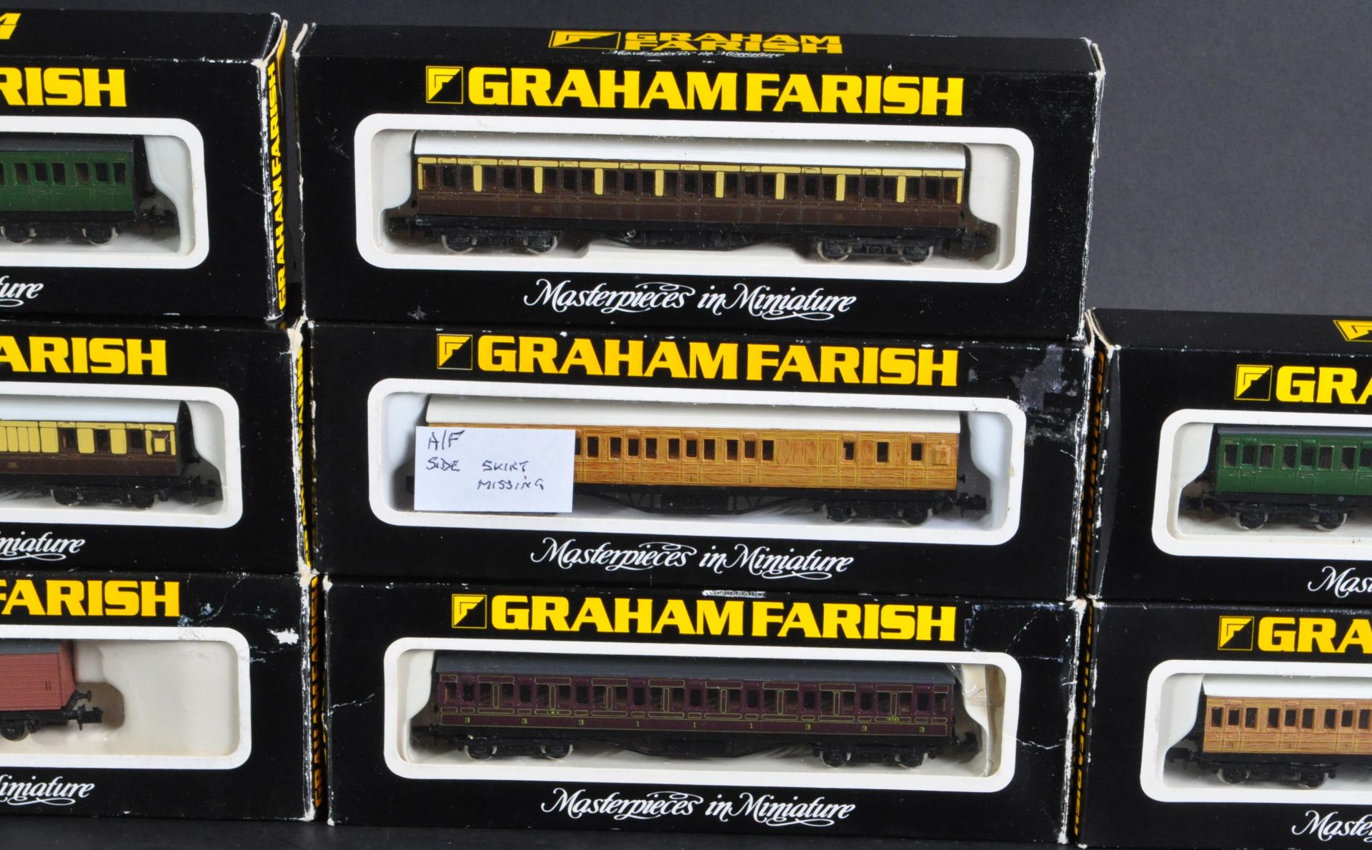 COLLECTION OF GRAHAM FARISH N GAUGE MODEL RAILWAY CARRIAGES - Image 4 of 5