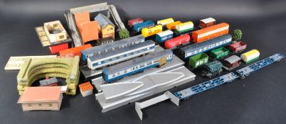 COLLECTION OF 00 GAUGE ROLLING STOCK & TRACKSIDE ACCESSORIES
