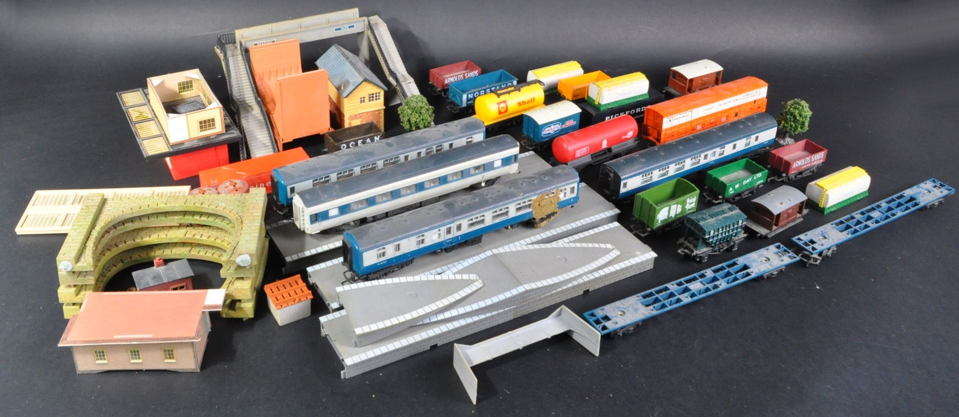COLLECTION OF 00 GAUGE ROLLING STOCK & TRACKSIDE ACCESSORIES