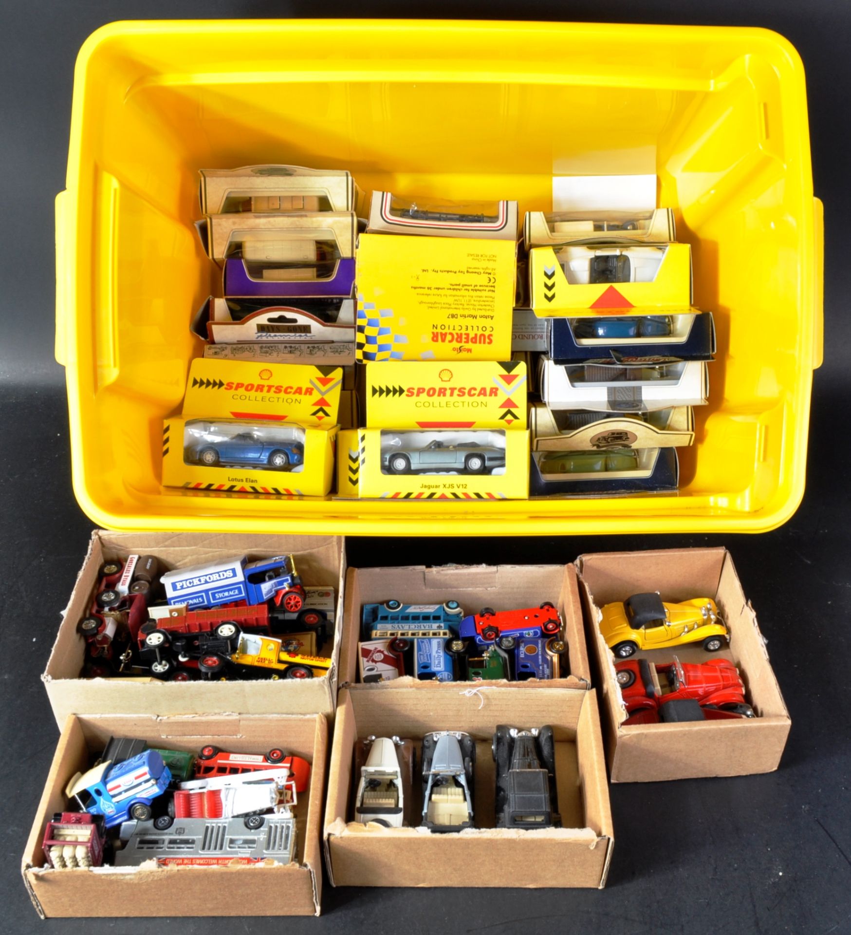 LARGE COLLECTION OF ASSORTED DIECAST MODEL CARS