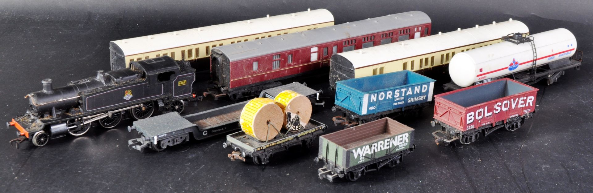 COLLECTION OF ASSORTED 00 GAUGE MODEL RAILWAY LOCO & CARRIAGES