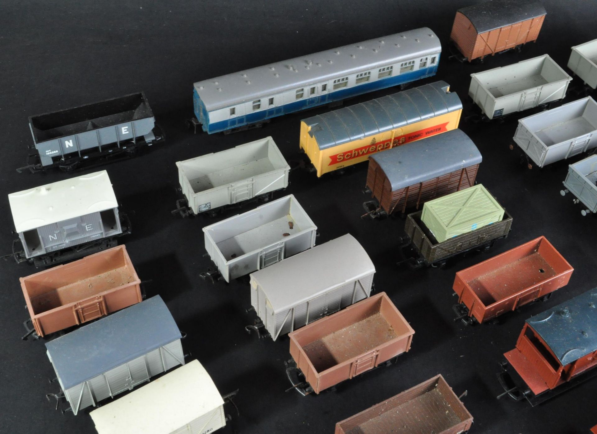 COLLECTION OF X45 ASSORTED 00 GAUGE ROLLING STOCK WAGONS - Image 2 of 7
