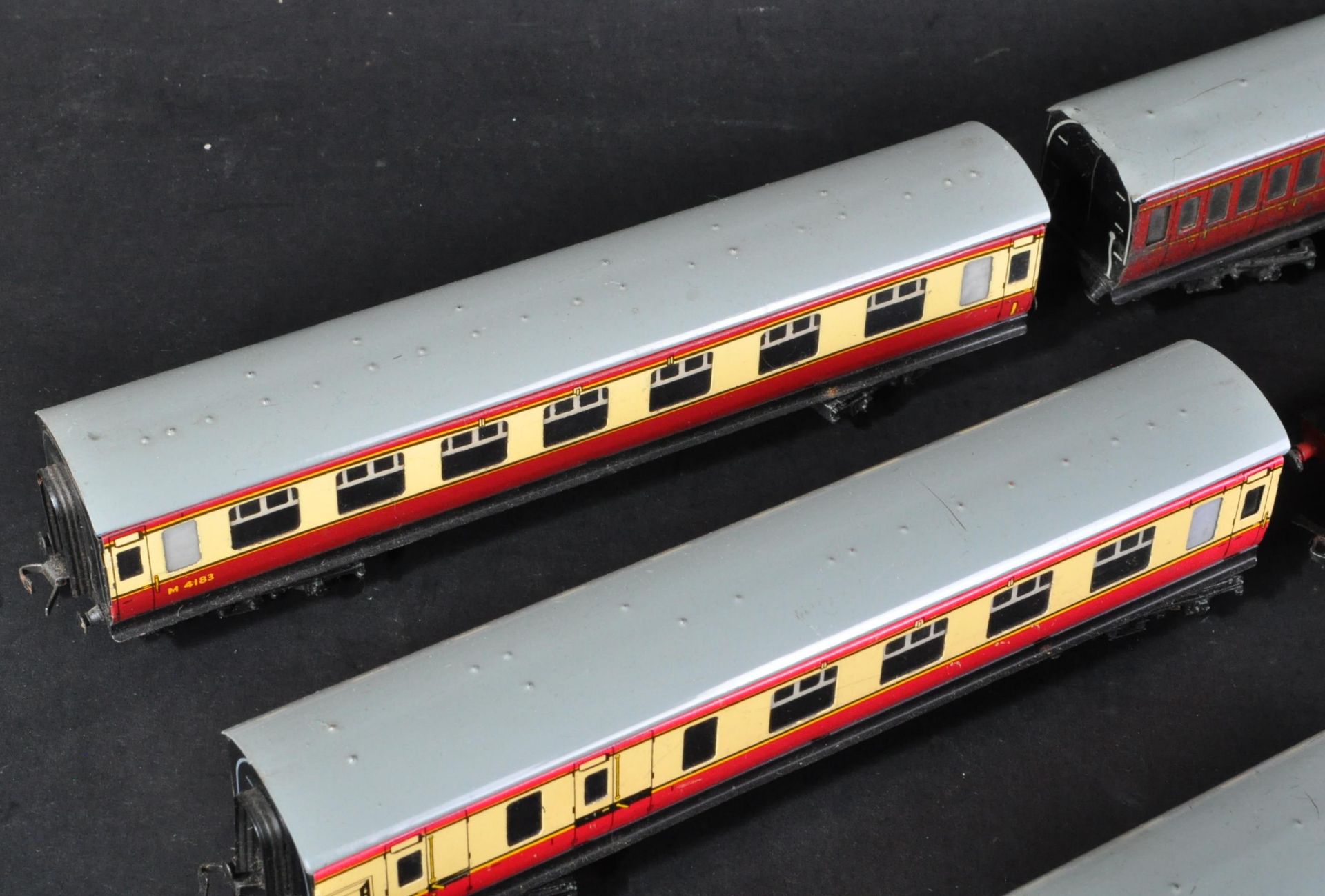 TWO HORNBY DUBLO MODEL RAILWAY LOCOMOTIVES & CARRIAGES - Bild 3 aus 8