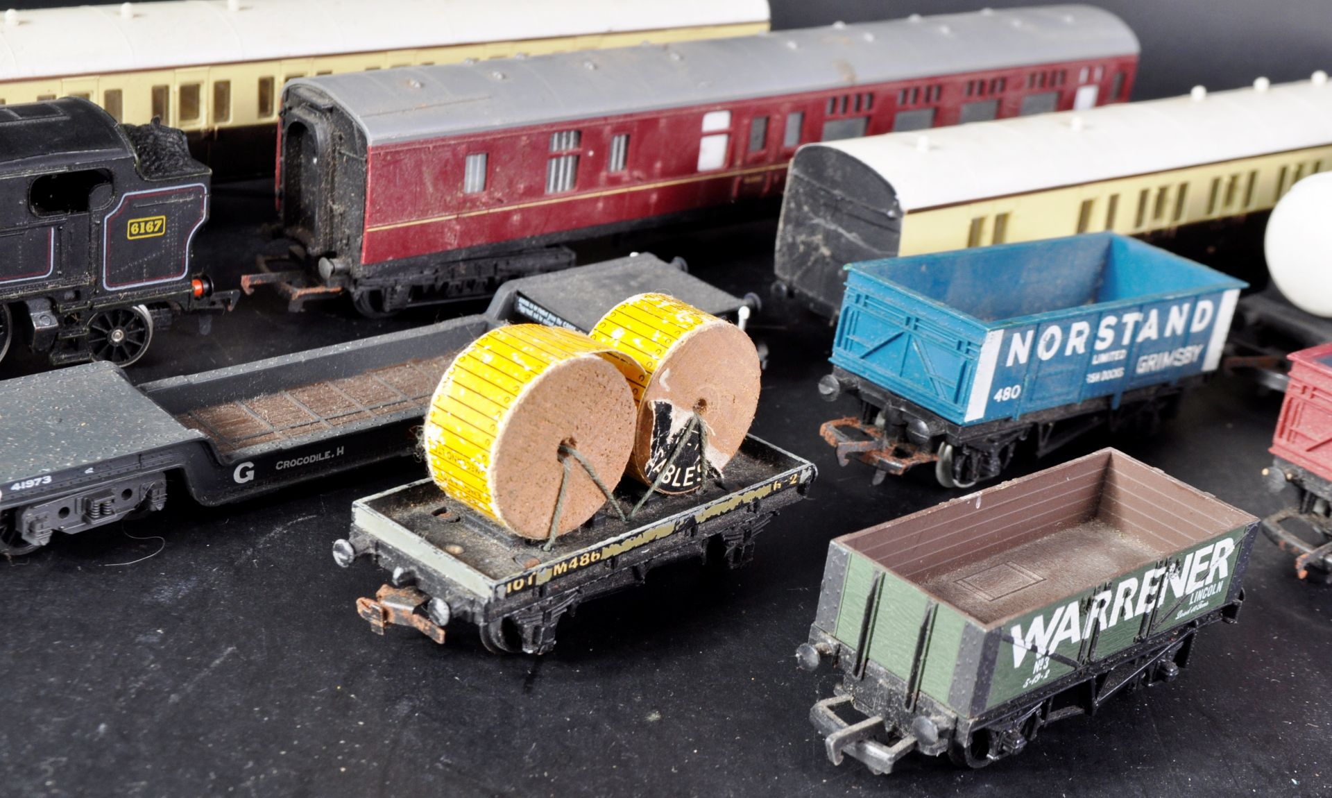 COLLECTION OF ASSORTED 00 GAUGE MODEL RAILWAY LOCO & CARRIAGES - Image 3 of 5