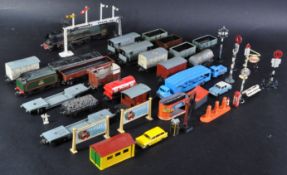 COLLECTION OF ASSORTED HORNBY DUBLO MODEL RAILWAY ITEMS