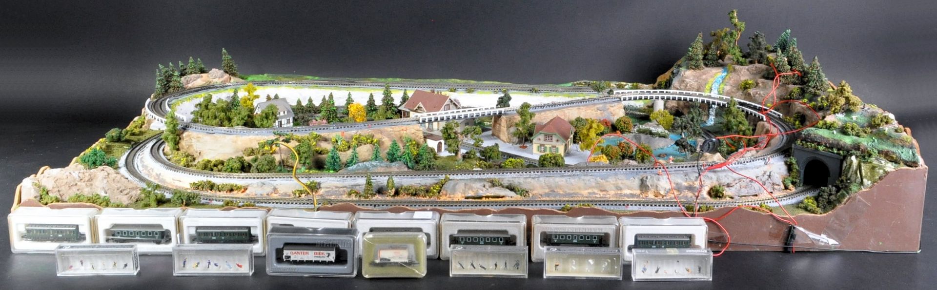 COLLECTION OF MARKLIN Z GAUGE MODEL RAILWAY ROLLING STOCK WITH LAYOUT