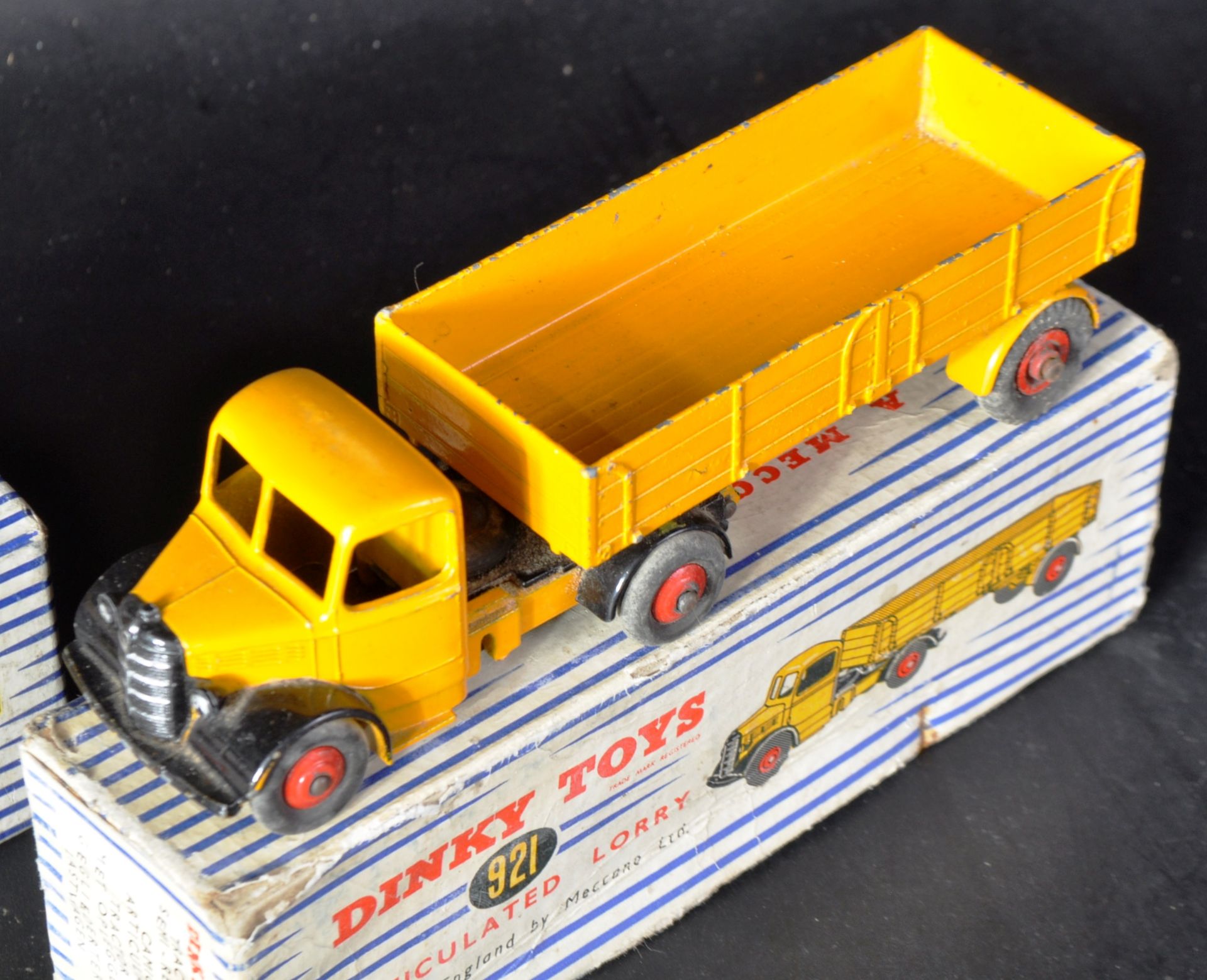 TWO VINTAGE DINKY TOYS BOXED DIECAST MODEL TRUCKS - Image 5 of 8