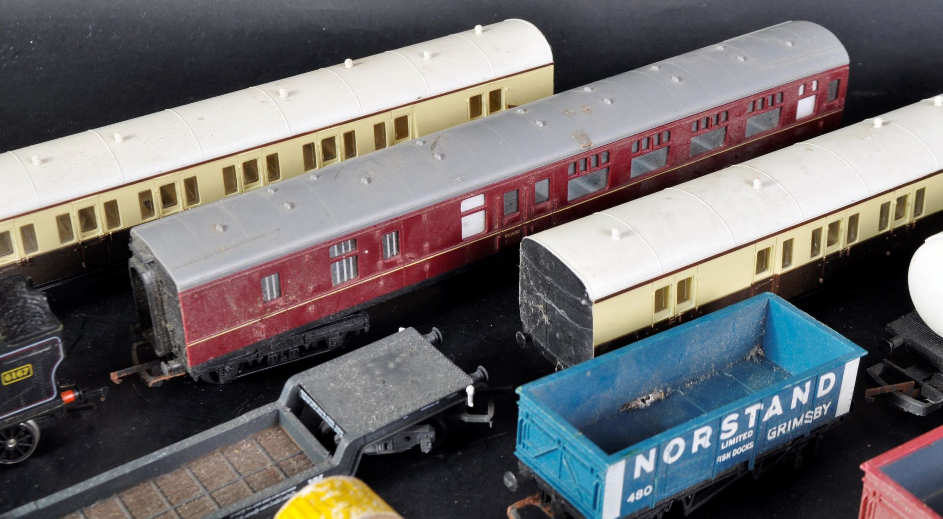 COLLECTION OF ASSORTED 00 GAUGE MODEL RAILWAY LOCO & CARRIAGES - Image 5 of 5