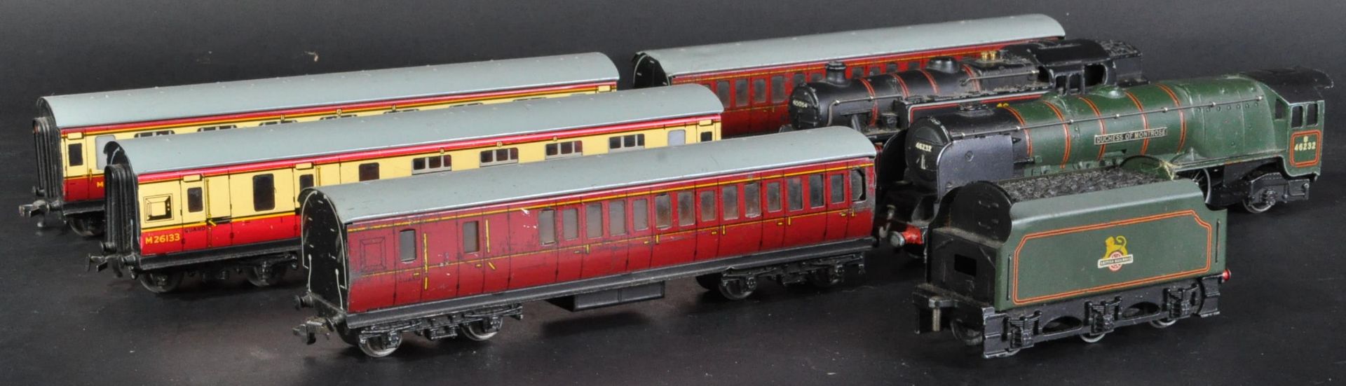 TWO HORNBY DUBLO MODEL RAILWAY LOCOMOTIVES & CARRIAGES - Bild 2 aus 8