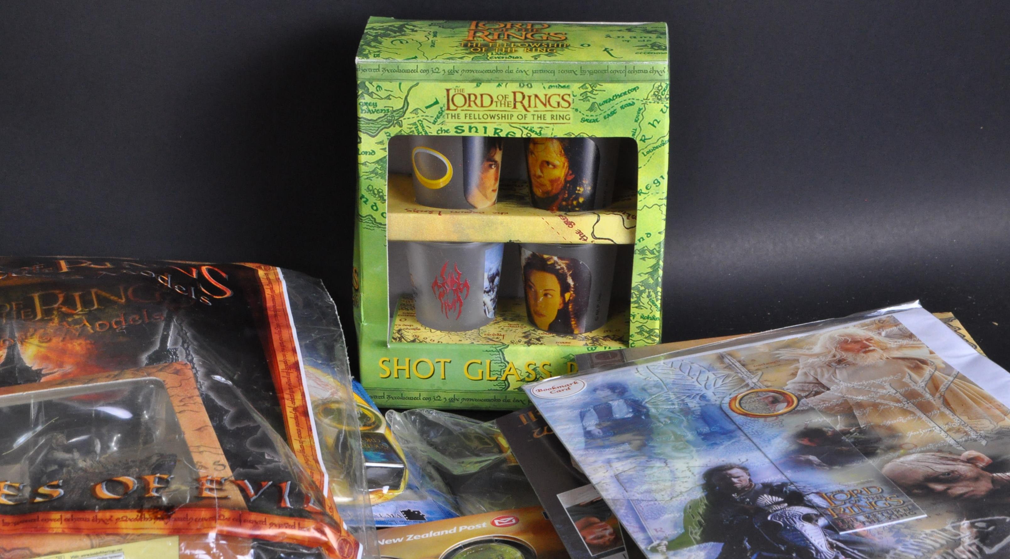 LARGE COLLECTION OF ASSORTED LORD OF THE RINGS MEMORABILIA - Image 4 of 6