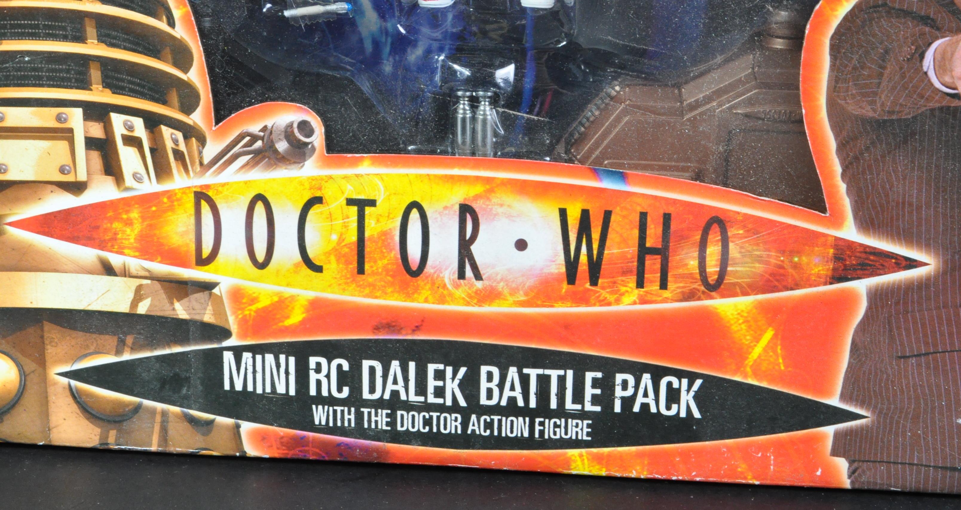 DOCTOR WHO - CHARACTER OPTIONS - MINI RC DALEK BATTLE PACK - Image 3 of 4