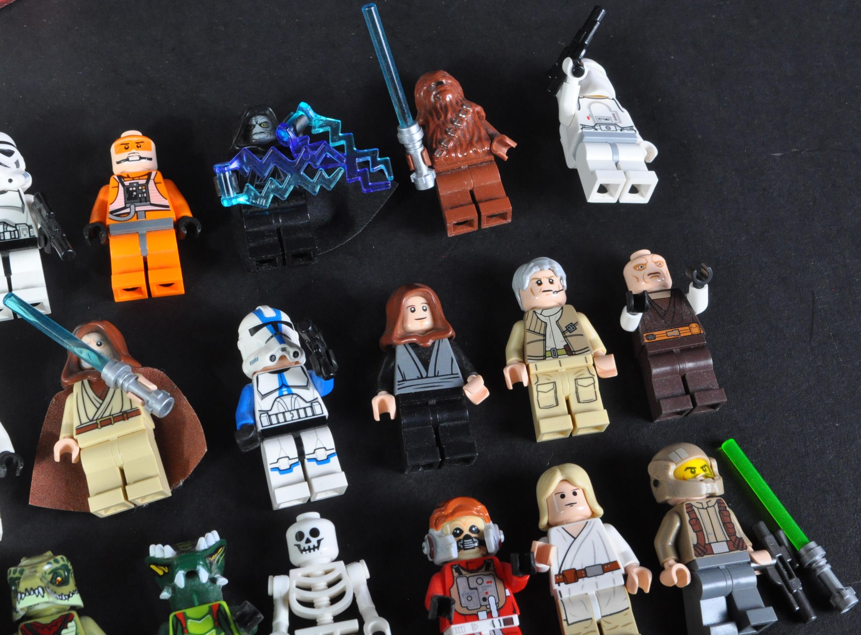 LEGO - LEGO STAR WARS 7657 AT-ST AND COLLECTION OF MINIFIGURES - Image 3 of 5