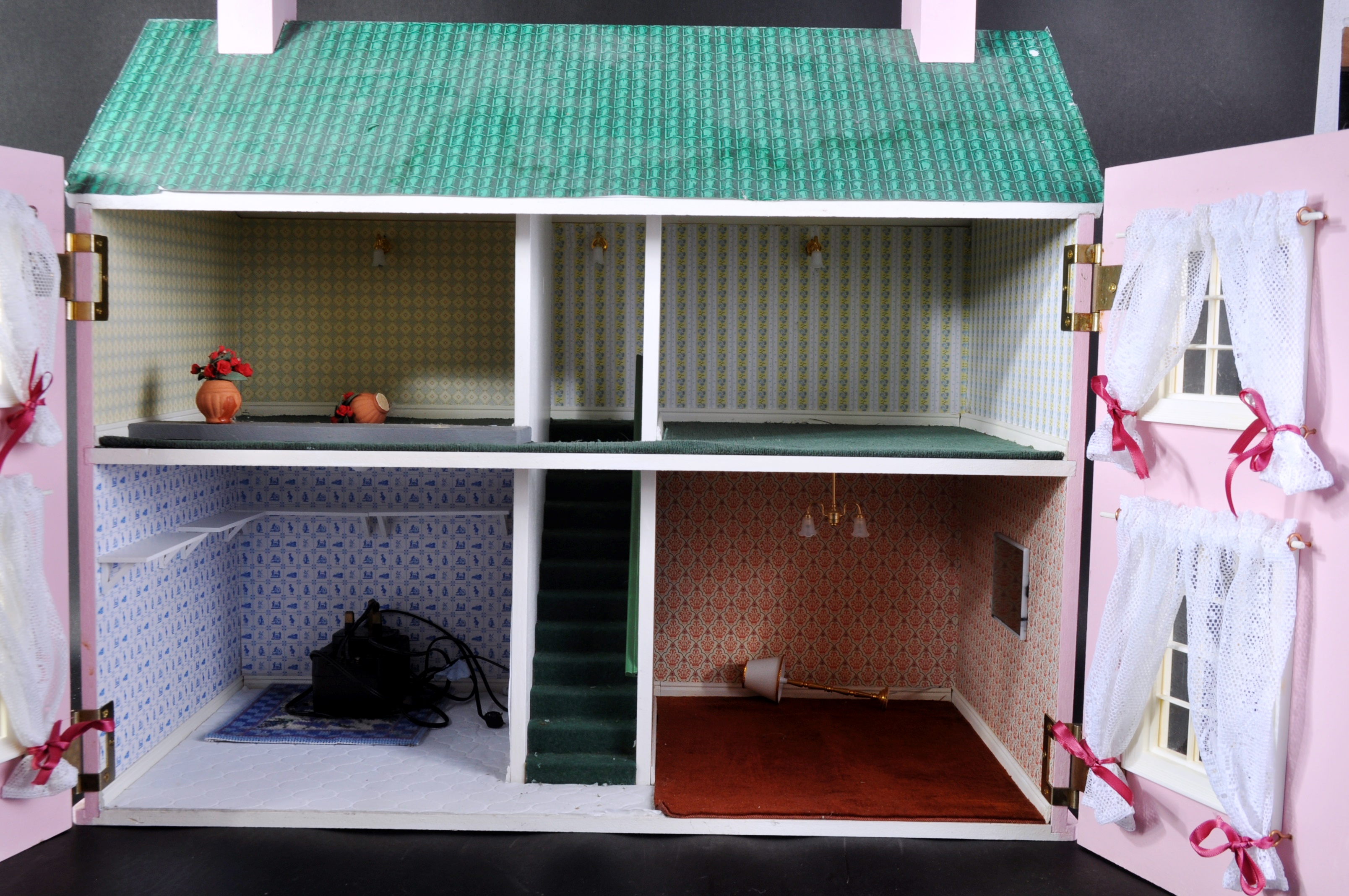 CHARMING VINTAGE HAND BUILT WOODEN DOLLS HOUSE - Image 6 of 12