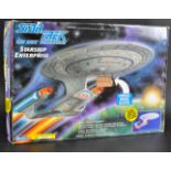 STAR TREK - THE NEXT GENERATION - PLAYMATES STARSHIP ENTERPRISE