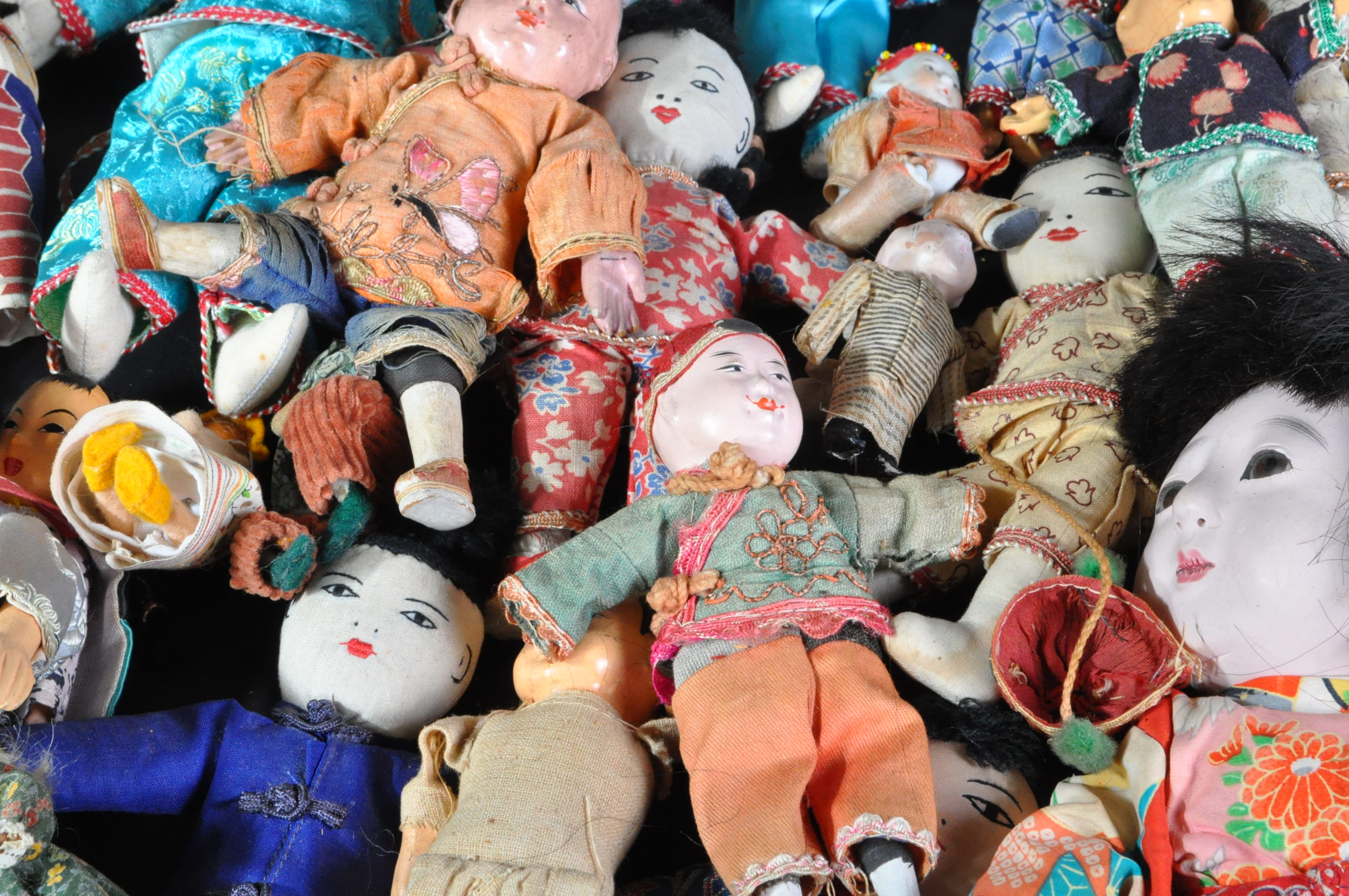 LARGE COLLECTION OF ASSORTED ORIENTAL DOLLS - Image 6 of 6