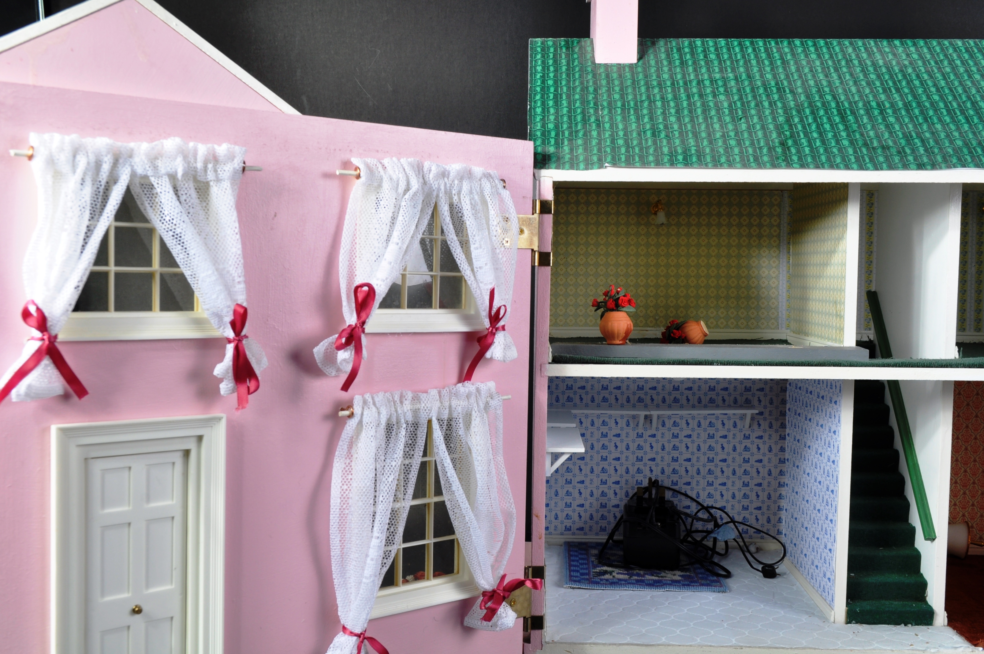 CHARMING VINTAGE HAND BUILT WOODEN DOLLS HOUSE - Image 7 of 12