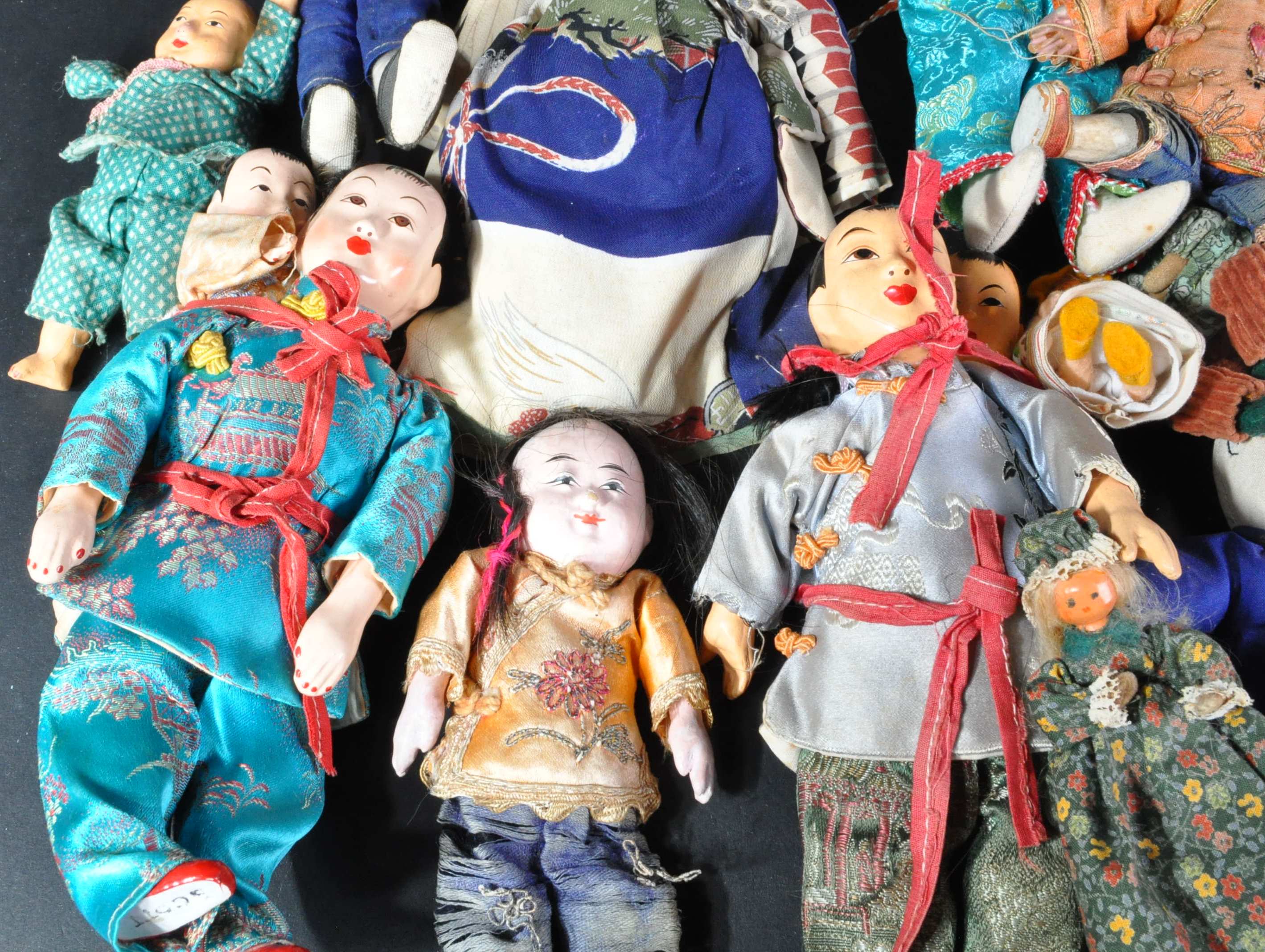 LARGE COLLECTION OF ASSORTED ORIENTAL DOLLS - Image 2 of 6