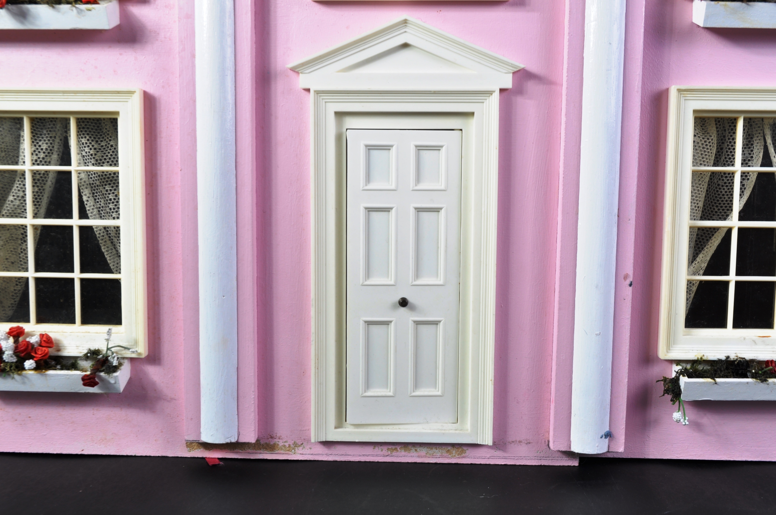 CHARMING VINTAGE HAND BUILT WOODEN DOLLS HOUSE - Image 3 of 12