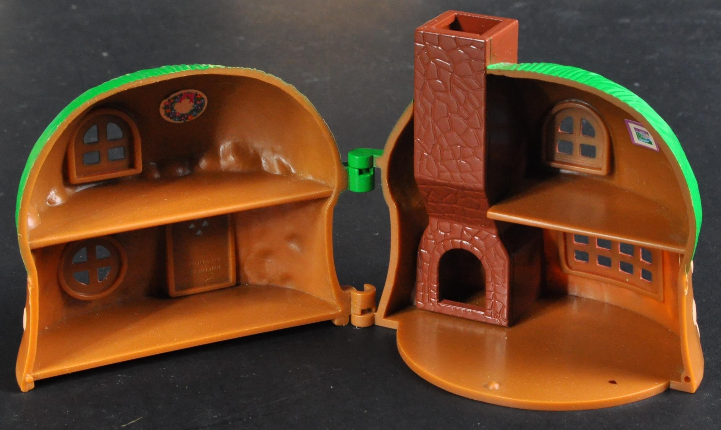 COLLECTION OF VINTAGE SYLVANIAN FAMILIES ' LITTLE WORLDS ' PLAYSETS - Image 6 of 8