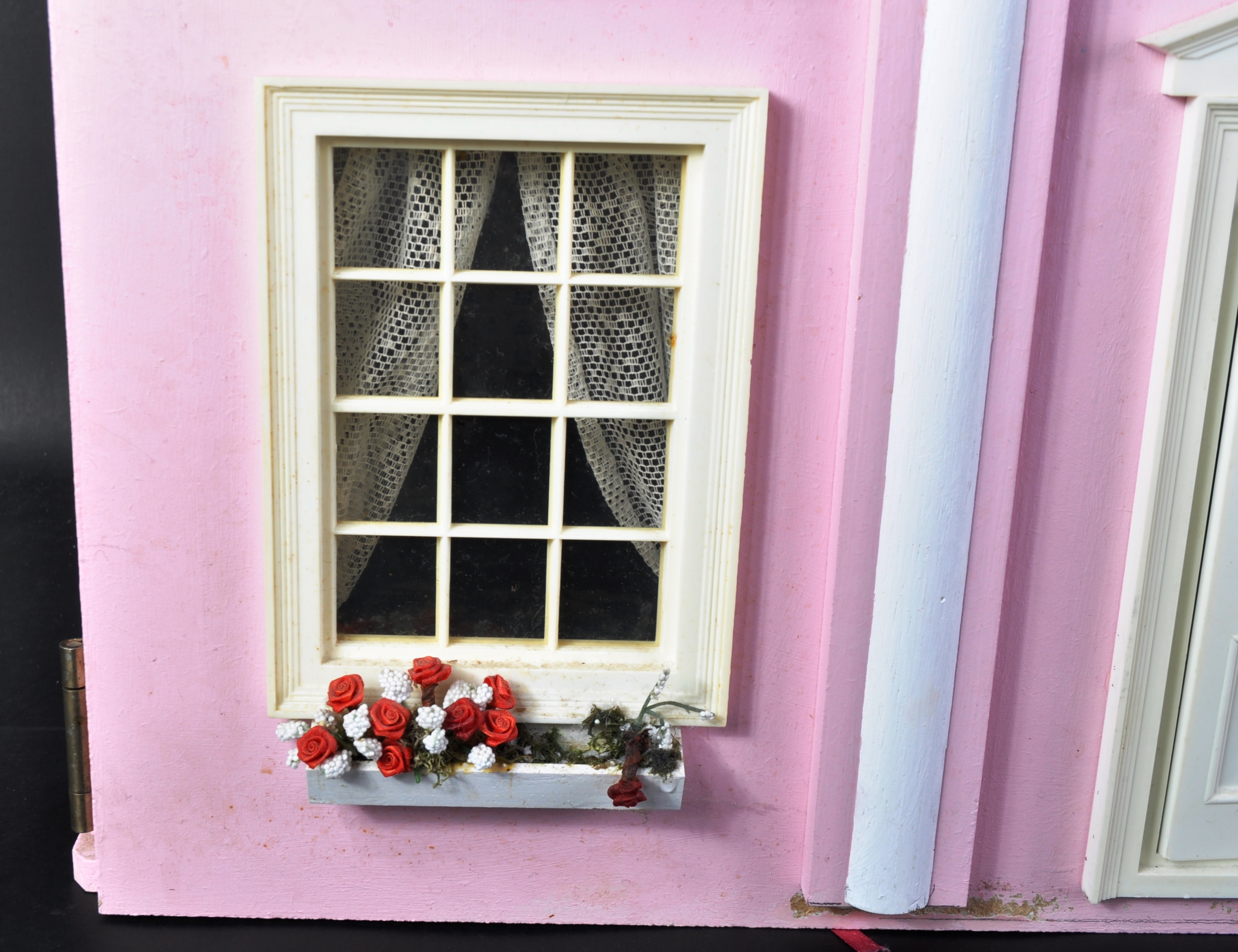 CHARMING VINTAGE HAND BUILT WOODEN DOLLS HOUSE - Image 4 of 12