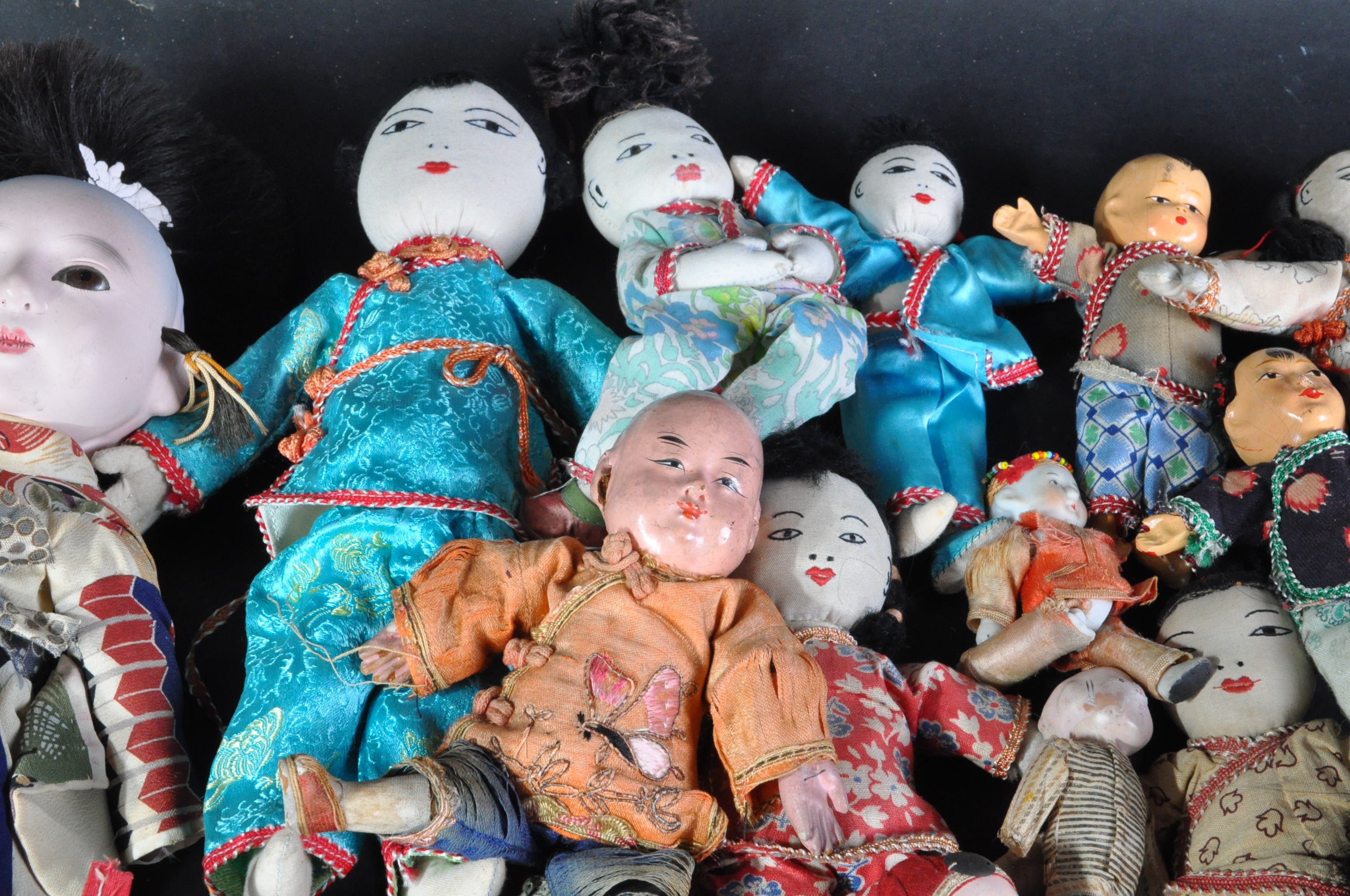 LARGE COLLECTION OF ASSORTED ORIENTAL DOLLS - Image 3 of 6
