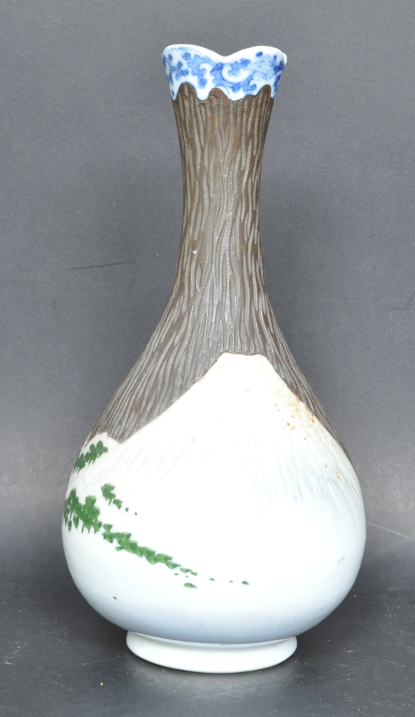 JAPANESE ORIENTAL CERAMIC PORCELAIN MOUNT FUJI VASE - Image 2 of 6