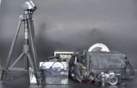 COLLECTION OF VINTAGE CAMERA EQUIPMENT INCLUDING LENSES