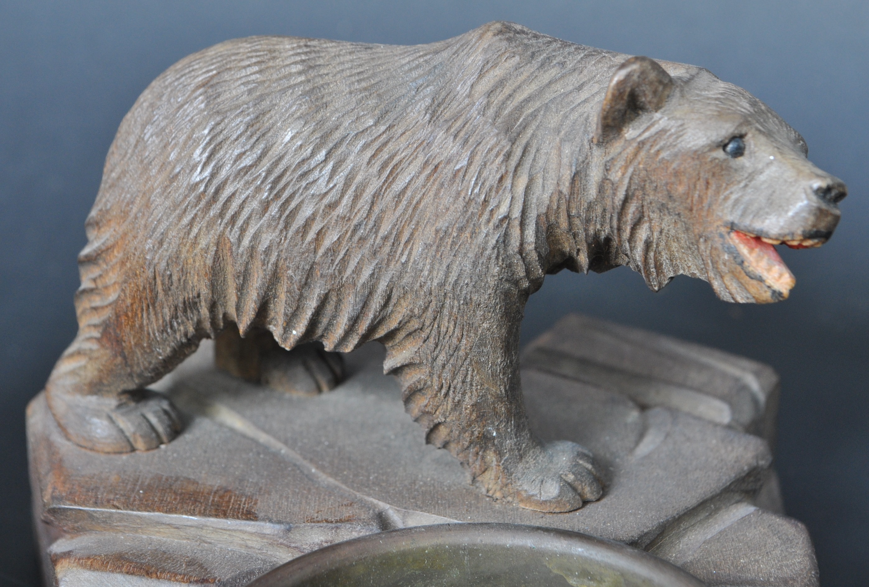 COLLECTION OF 19TH CENTURY HAND CARVED BLACK FOREST BEAR ITEMS - Image 3 of 6