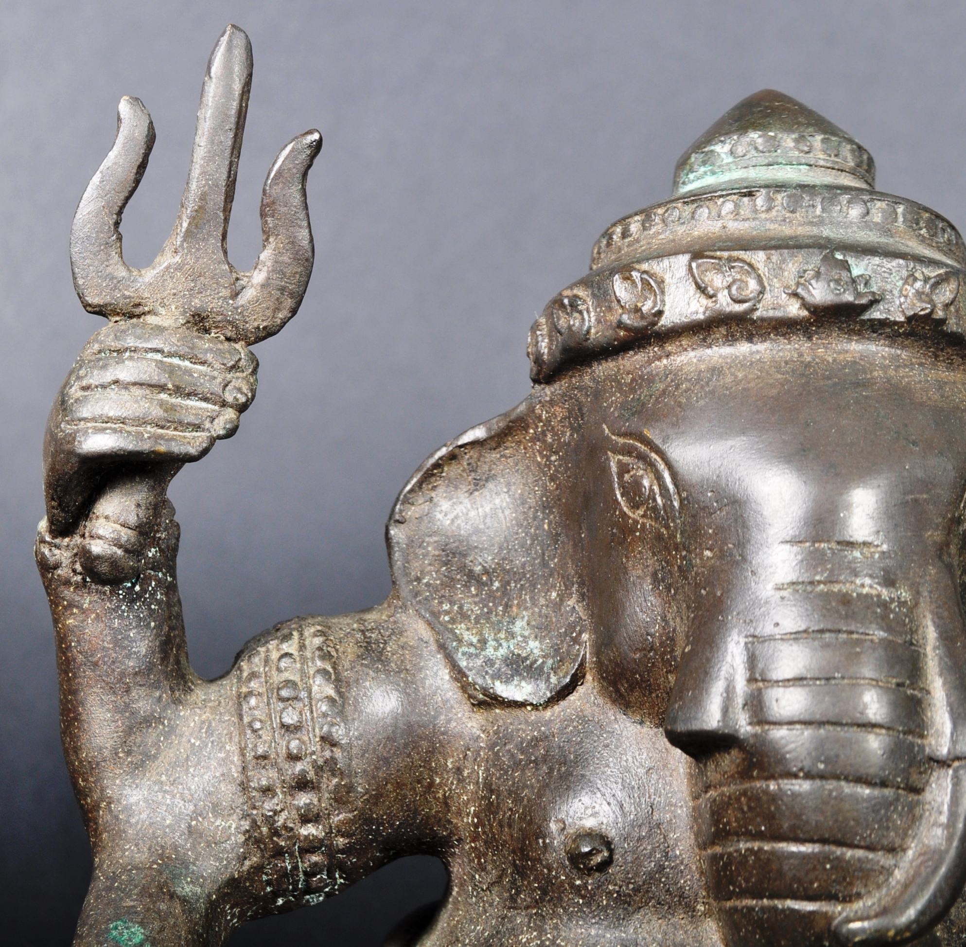 19TH CENTURY INDIAN HINDU BRONZE FIGURE OF GANESH - Image 3 of 7