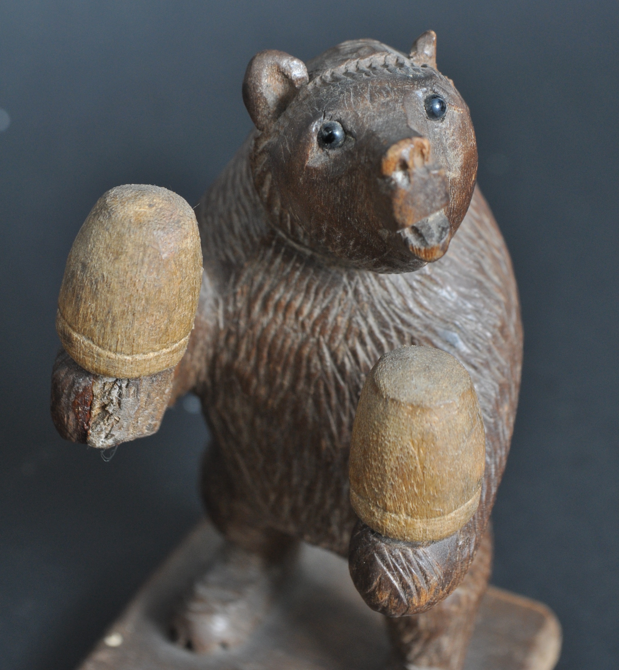 PAIR OF 19TH CENTURY BLACK FOREST CARVED BEAR THIMBLE HOLDERS - Image 4 of 5