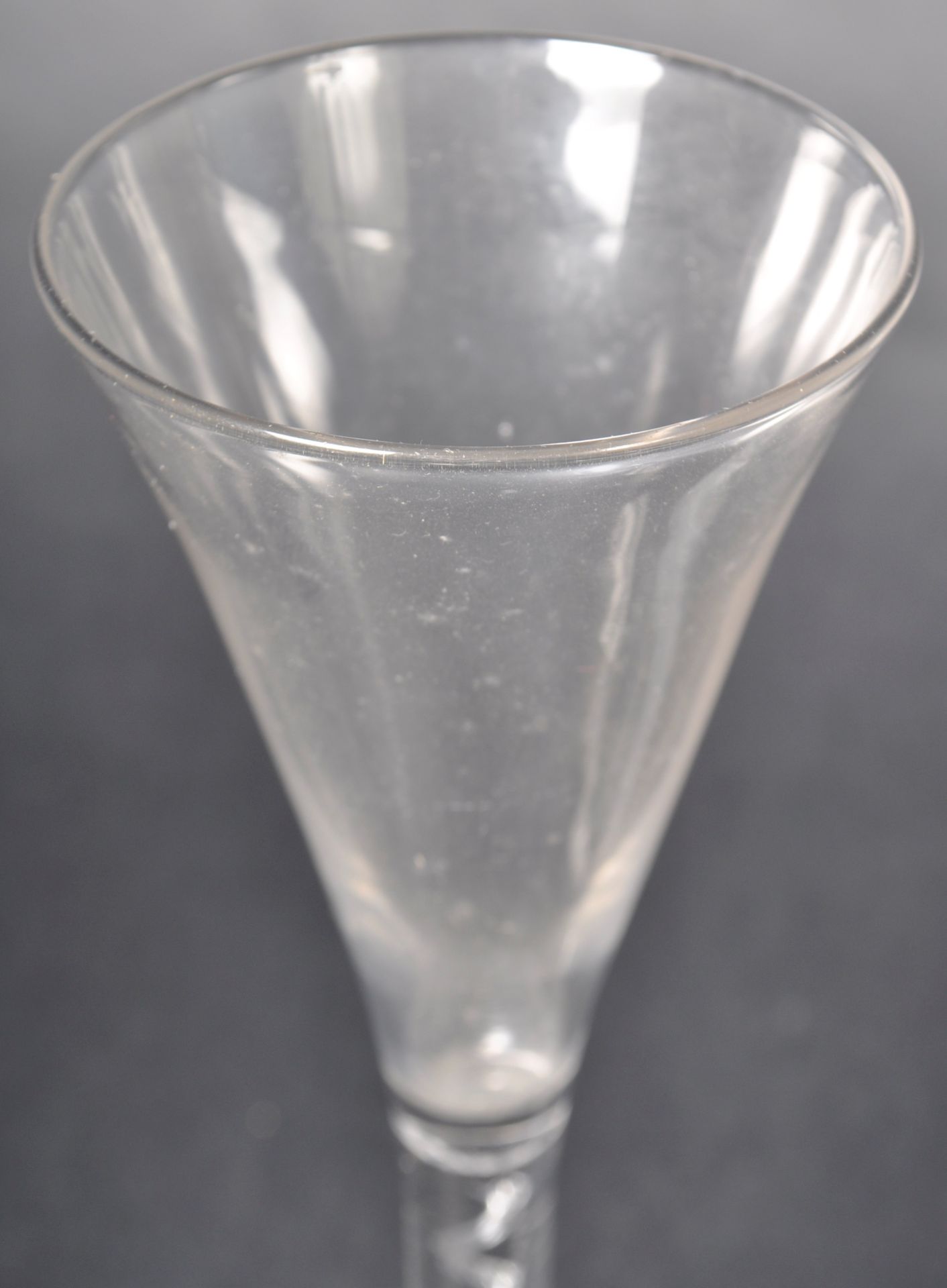 TWO 18TH CENTURY GEORGE III TWIST STEM TRUMPET BOWL WINE GLASSES - Bild 3 aus 6