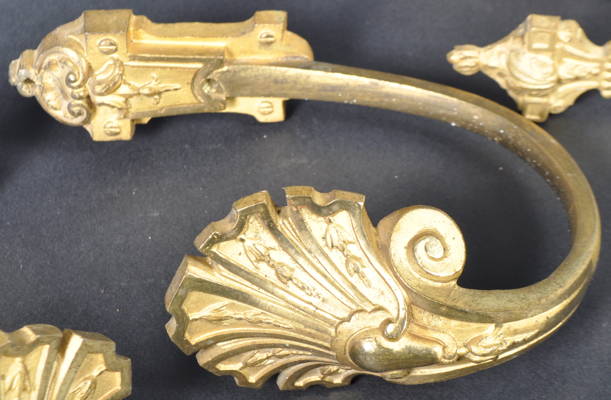 TWO PAIRS OF 19TH CENTURY FRENCH ORMOLU CURTAIN TIES - Image 5 of 8