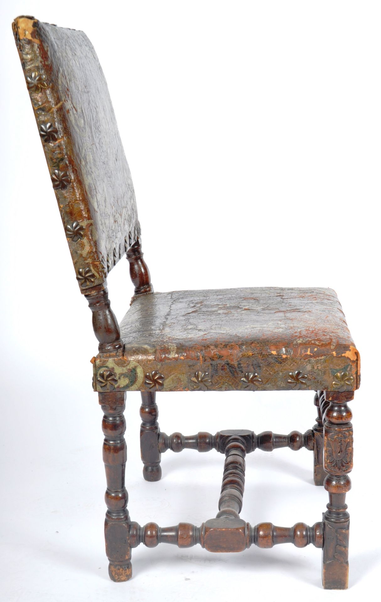 17TH CENTURY SPANISH CARVED WALNUT AND LEATHER CHAIR - Bild 6 aus 8