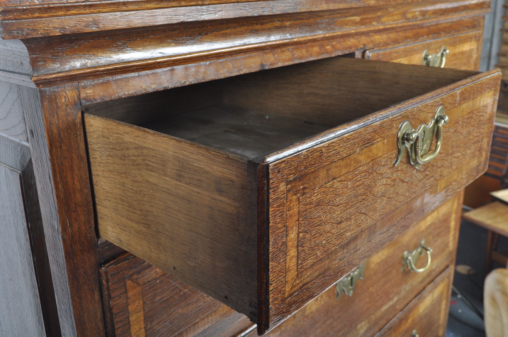 18TH CENTURY QUEEN ANNE CROSSBANDED OAK CHEST ON CHEST - Bild 4 aus 9