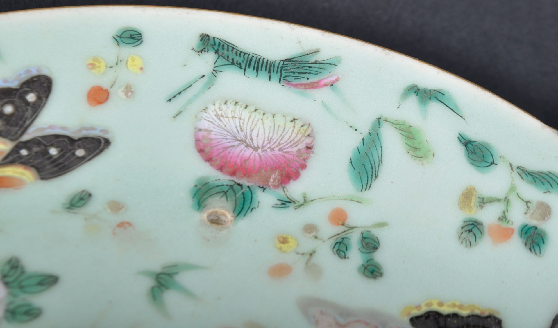 COLLECTION OF FIVE 19TH CENTURY QING DYNASTY CHINESE FAMILLE ROSE PLATES - Bild 6 aus 13