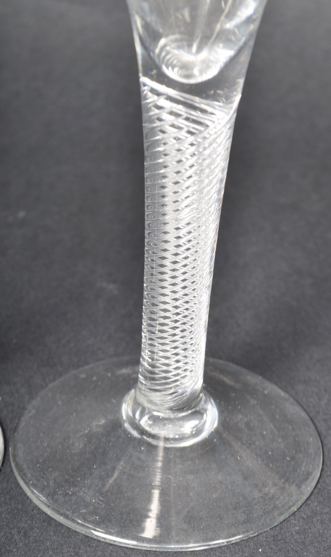 TWO 18TH CENTURY GEORGE III TWIST STEM TRUMPET BOWL WINE GLASSES - Bild 6 aus 6