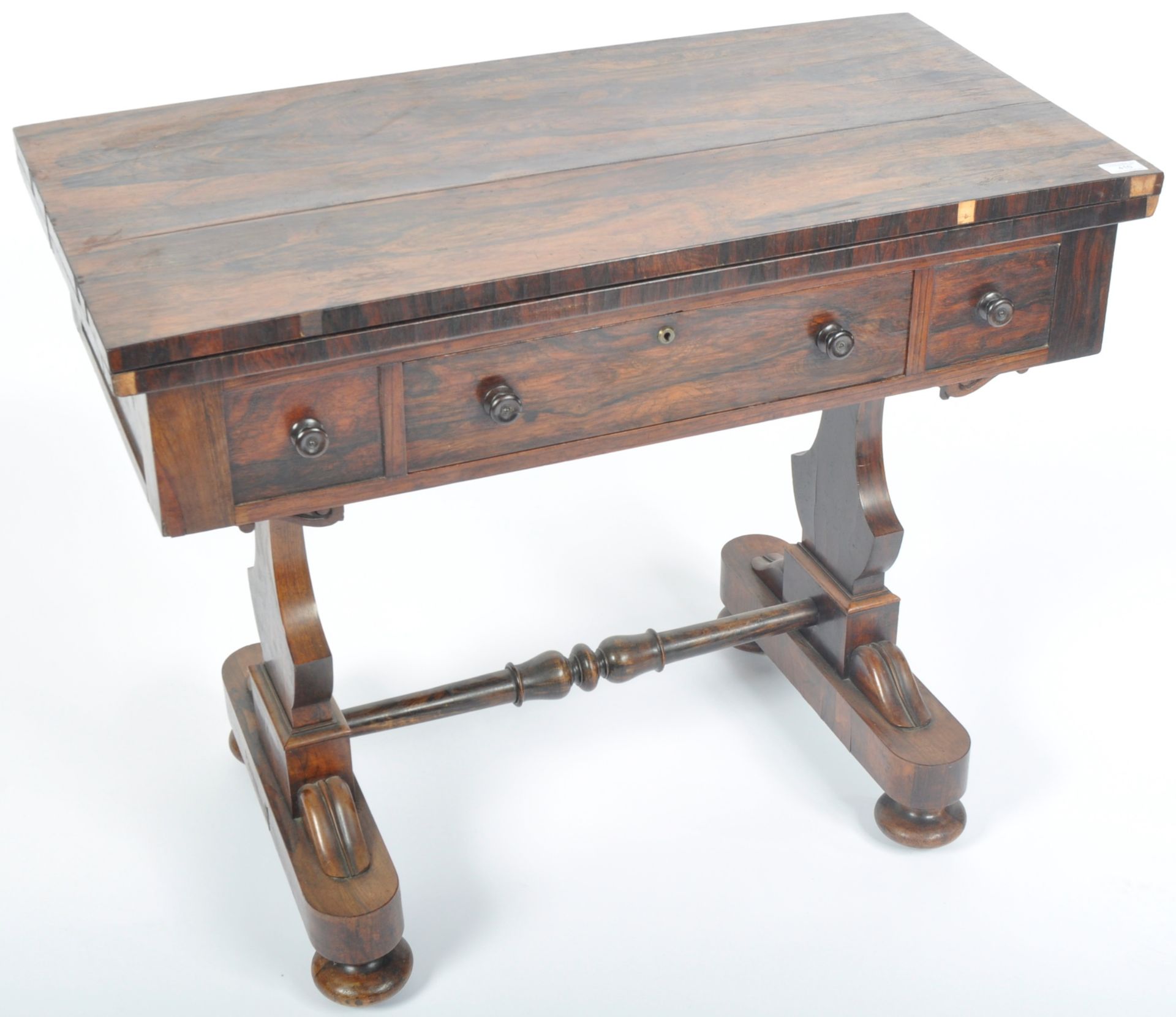 GEORGE III ROSEWOOD GAMES / CARD TABLE ON SHAPED SUPPORTS - Bild 2 aus 8