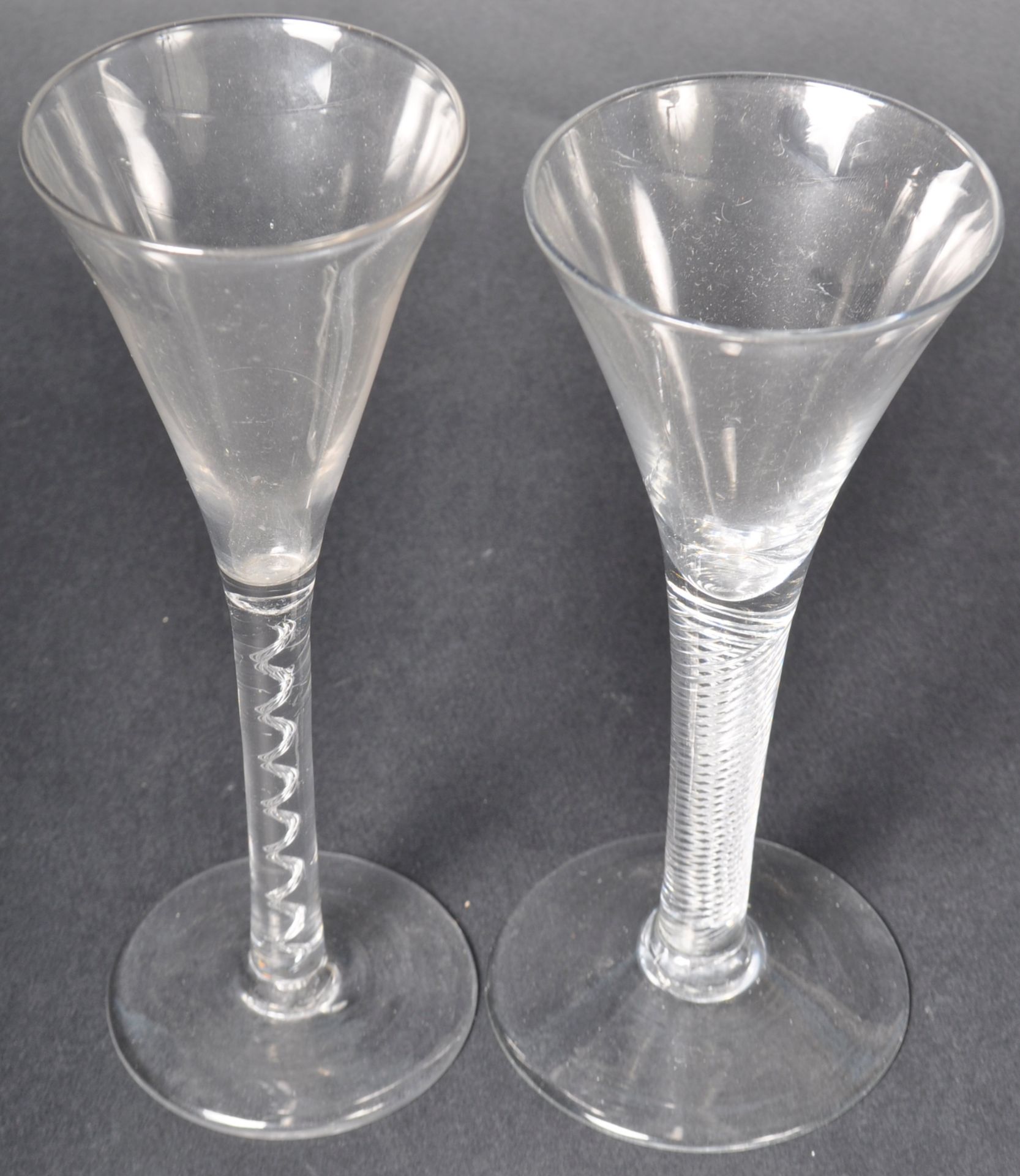 TWO 18TH CENTURY GEORGE III TWIST STEM TRUMPET BOWL WINE GLASSES - Bild 2 aus 6