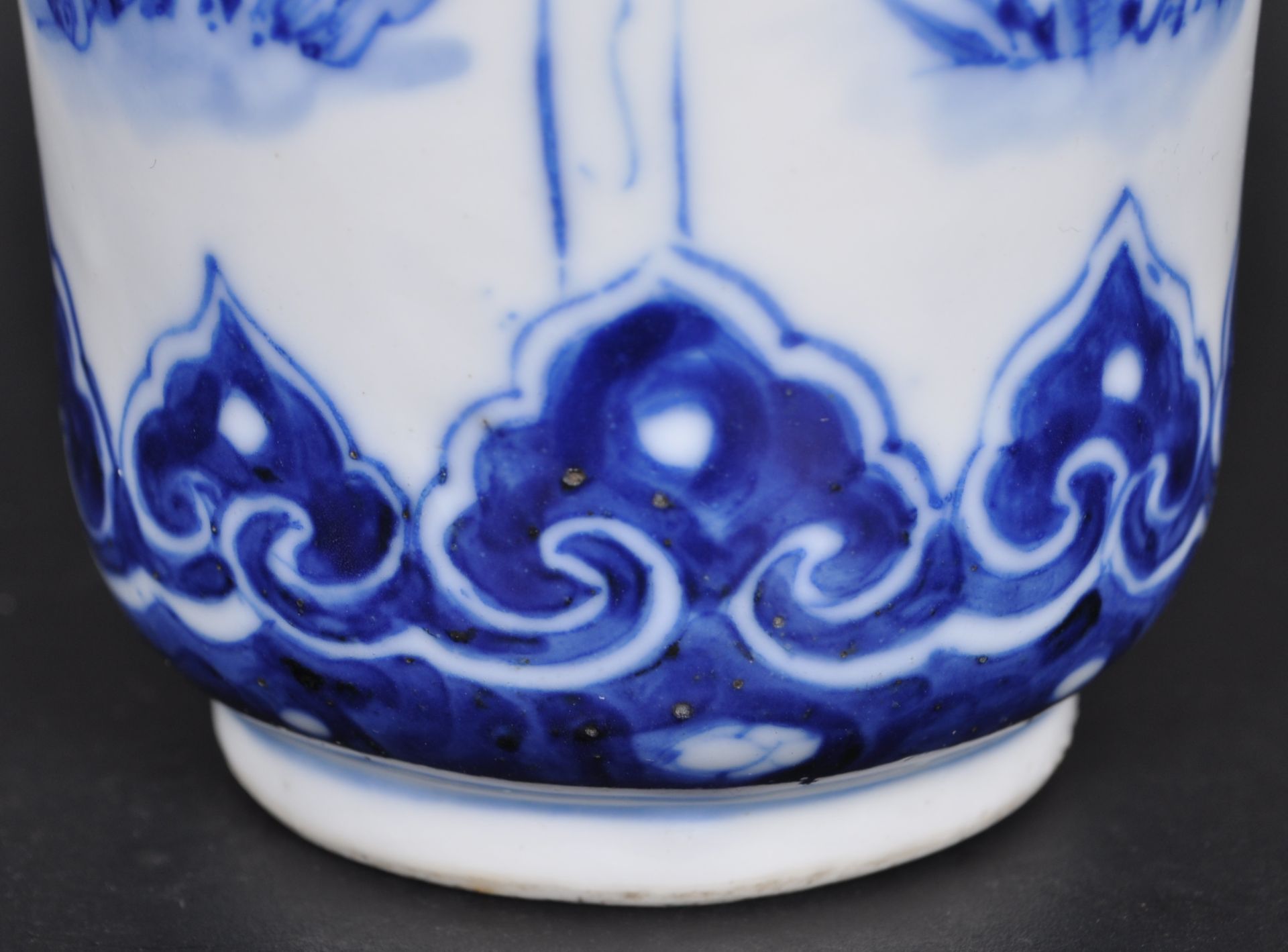 19TH CENTURY CHINESE KANGXI MARK BLUE & WHITE VASE - Bild 6 aus 9