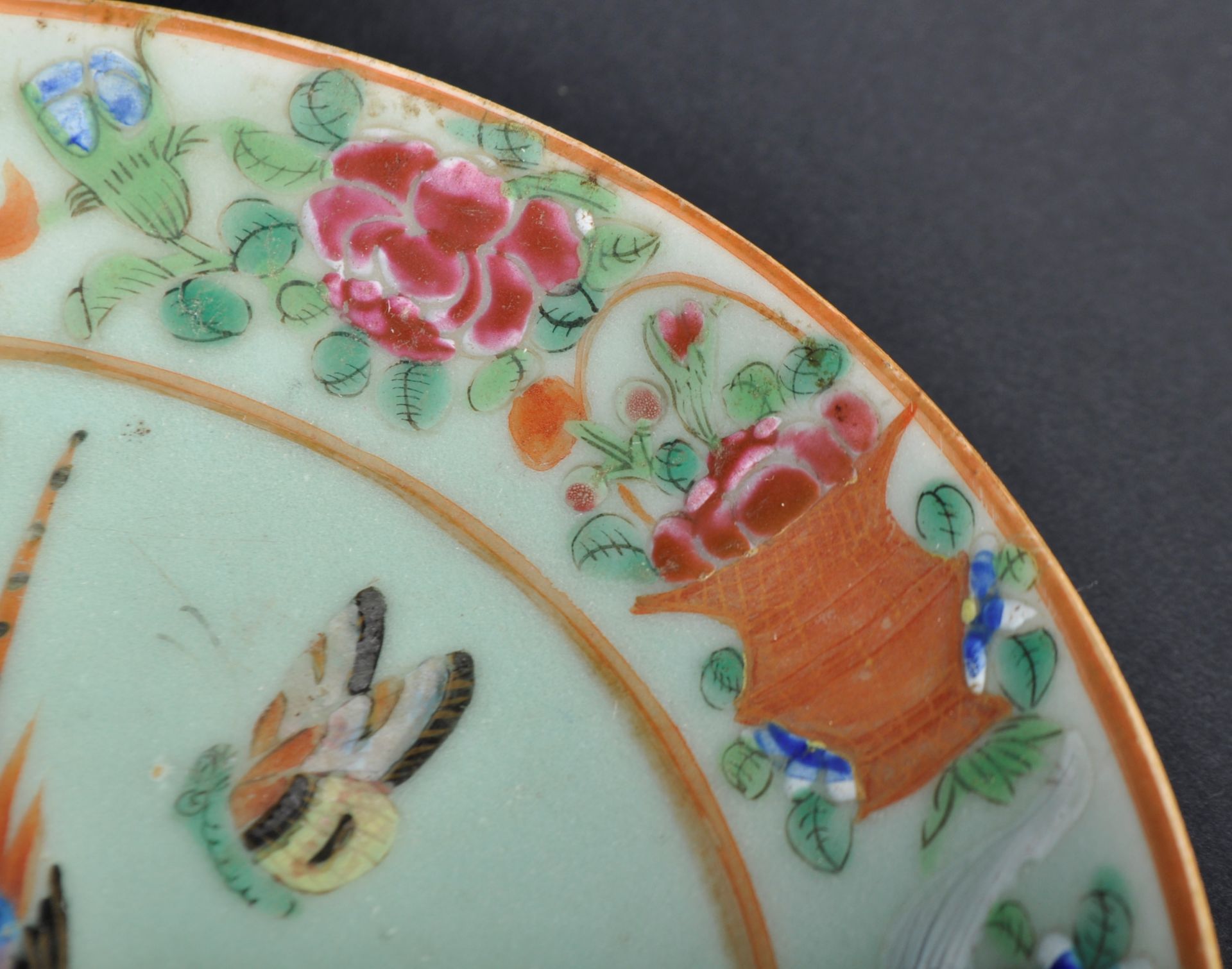 COLLECTION OF FIVE 19TH CENTURY QING DYNASTY CHINESE FAMILLE ROSE PLATES - Bild 9 aus 13