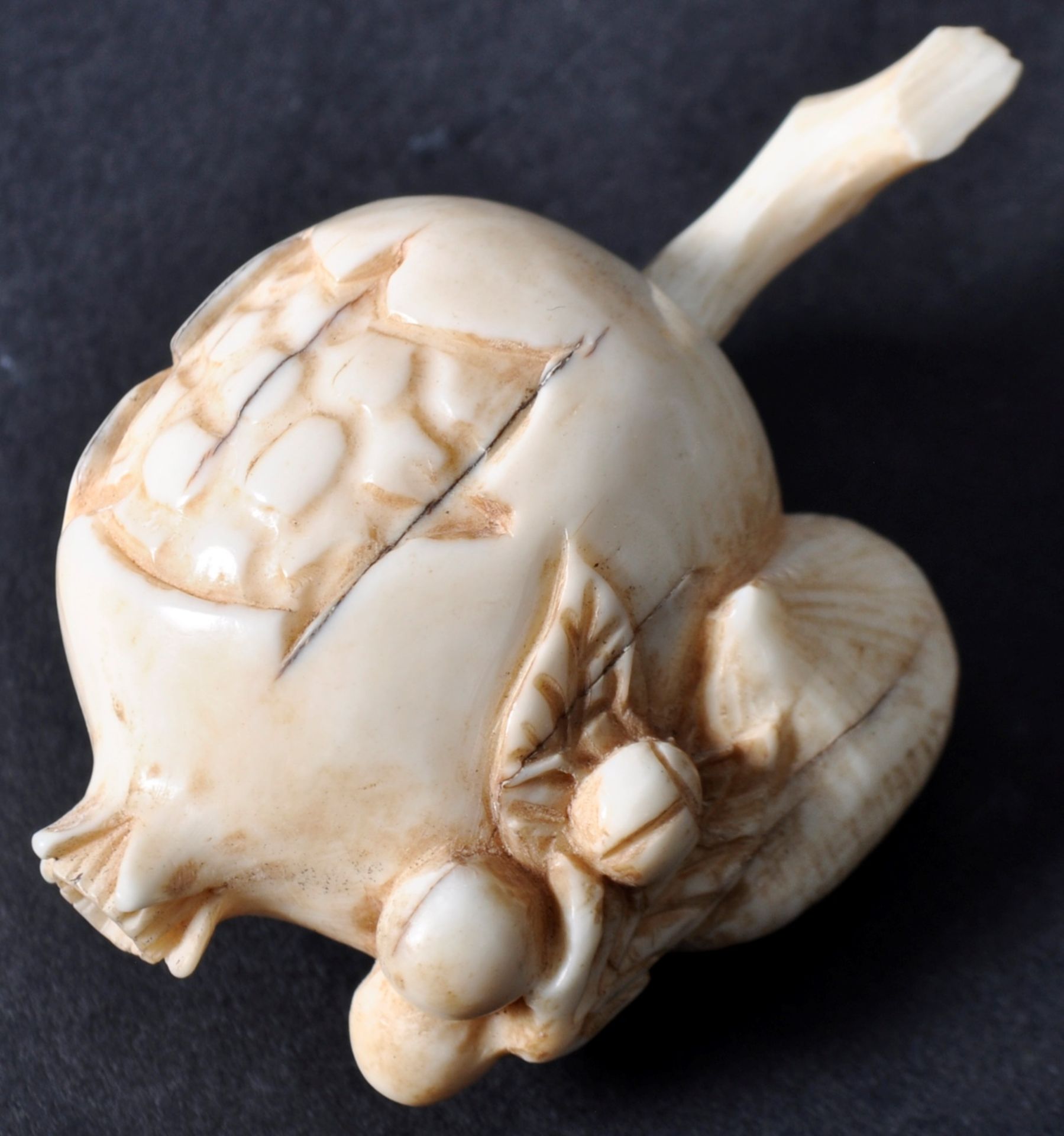 EARLY 20TH CENTURY JAPANESE IVORY INRO, NETSUKE AND TWO SCENT BOTTLES - Bild 8 aus 9