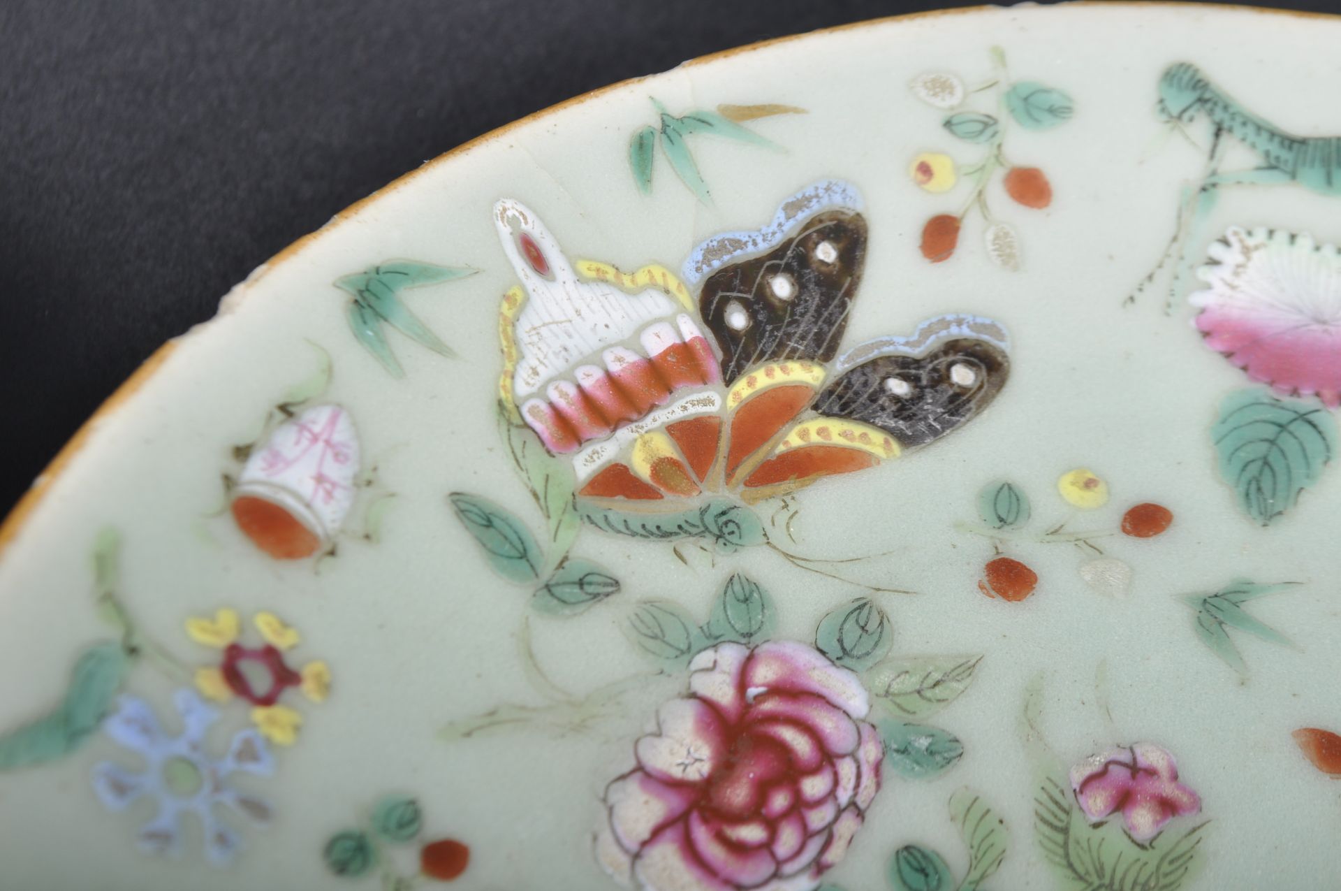 COLLECTION OF FIVE 19TH CENTURY QING DYNASTY CHINESE FAMILLE ROSE PLATES - Bild 4 aus 13