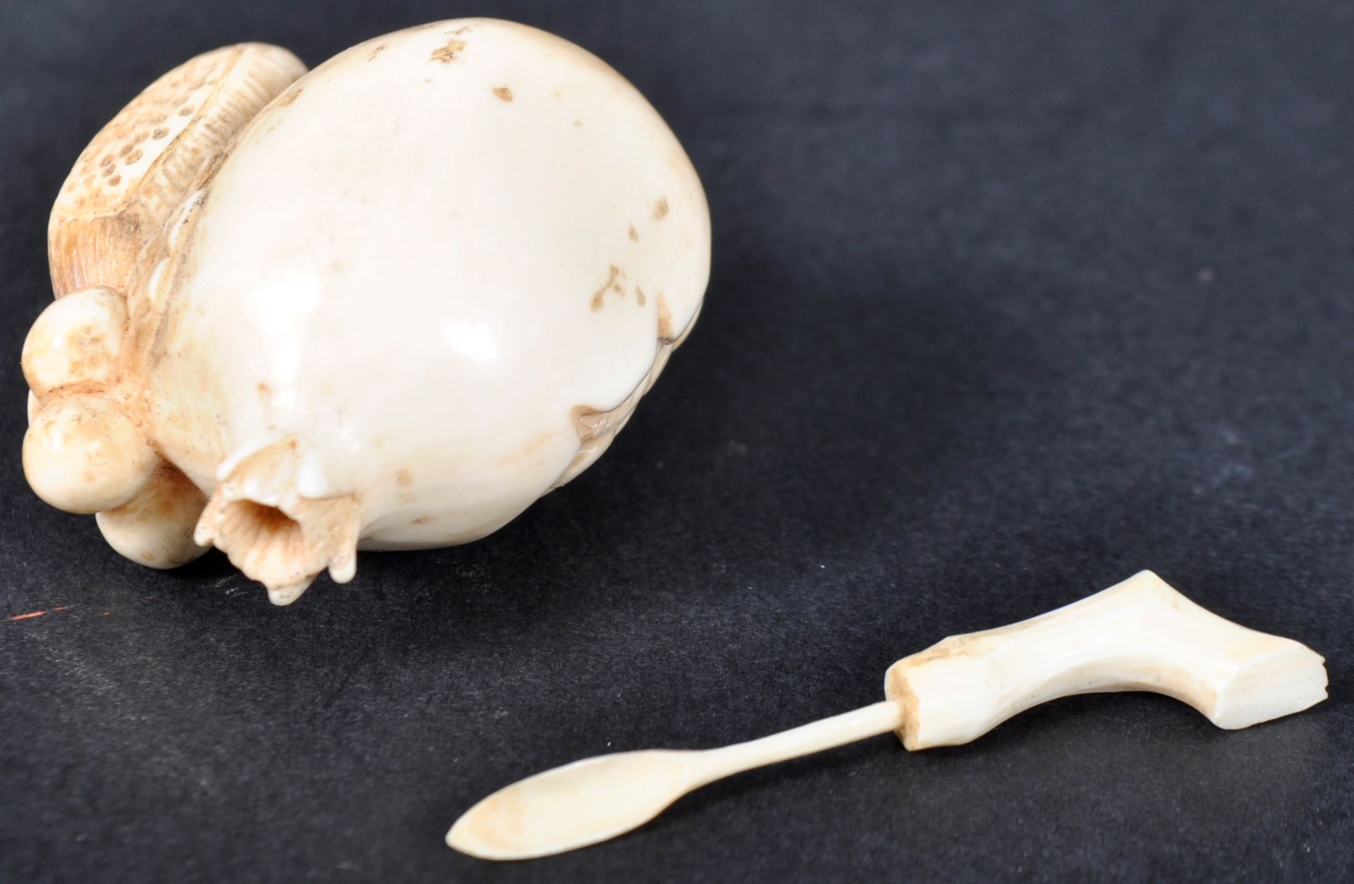 EARLY 20TH CENTURY JAPANESE IVORY INRO, NETSUKE AND TWO SCENT BOTTLES - Bild 9 aus 9