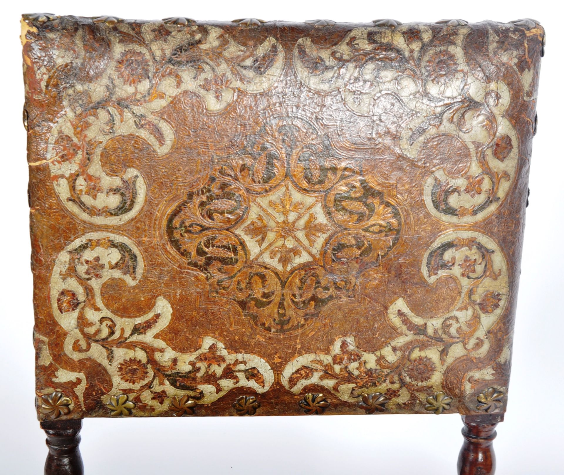 17TH CENTURY SPANISH CARVED WALNUT AND LEATHER CHAIR - Bild 3 aus 8