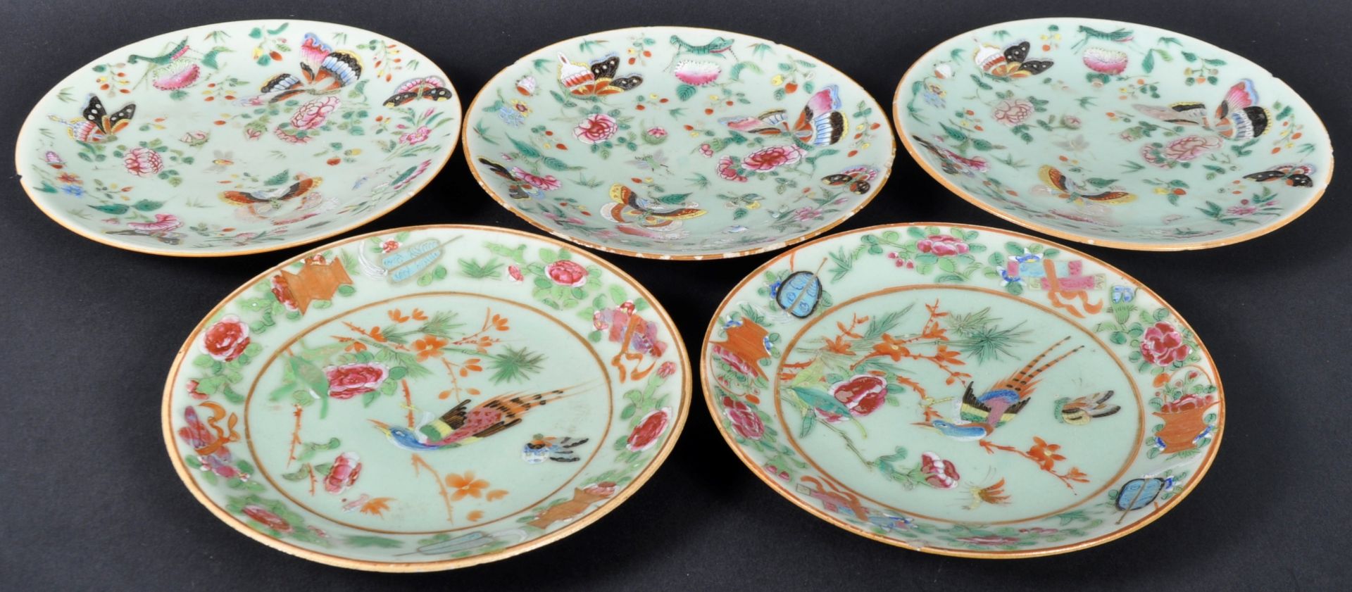 COLLECTION OF FIVE 19TH CENTURY QING DYNASTY CHINESE FAMILLE ROSE PLATES - Bild 2 aus 13