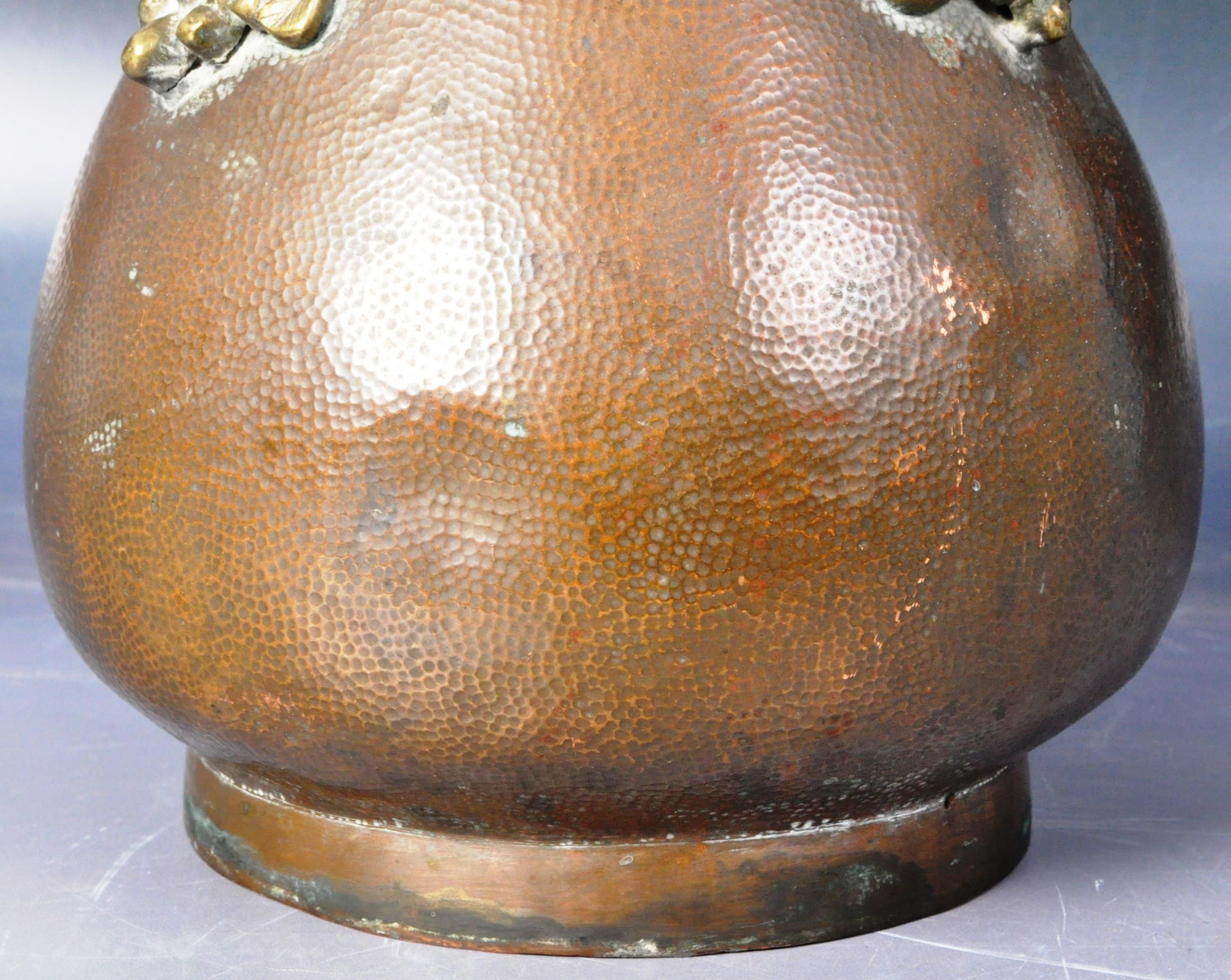 EARLY 20TH CENTURY CHINESE BRONZE VASE WITH GRAPE DECORATION - Image 5 of 7