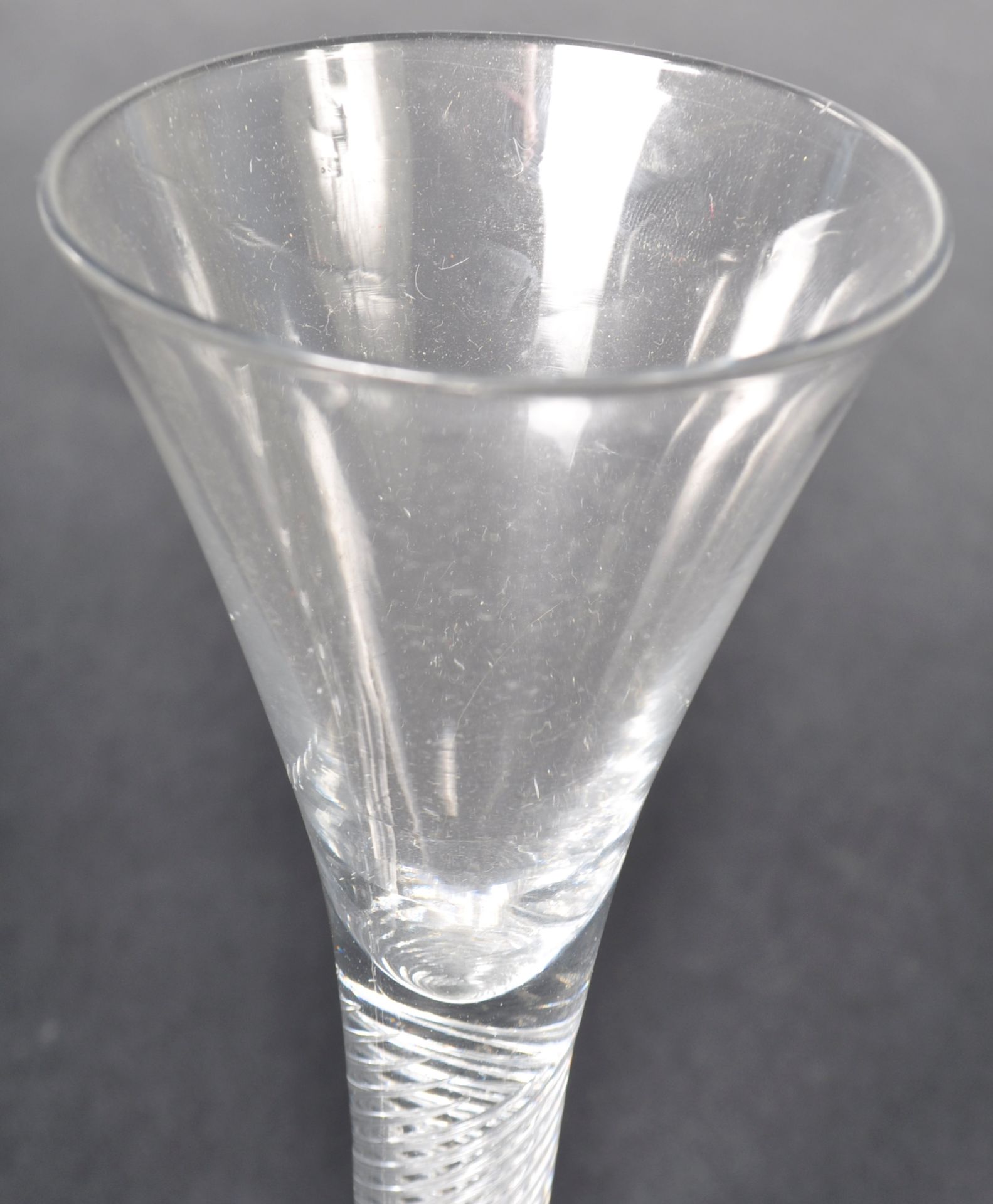 TWO 18TH CENTURY GEORGE III TWIST STEM TRUMPET BOWL WINE GLASSES - Bild 5 aus 6